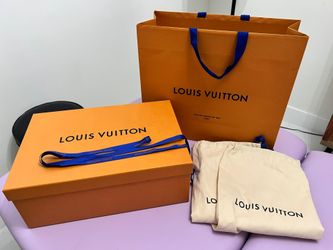 Luxury Gift Boxes & Shopping Bags – Empty Packaging Only.