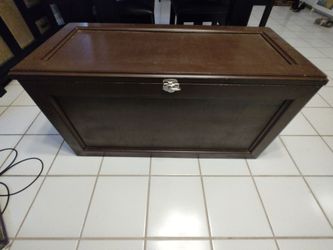 Basic wooden chest / trunk