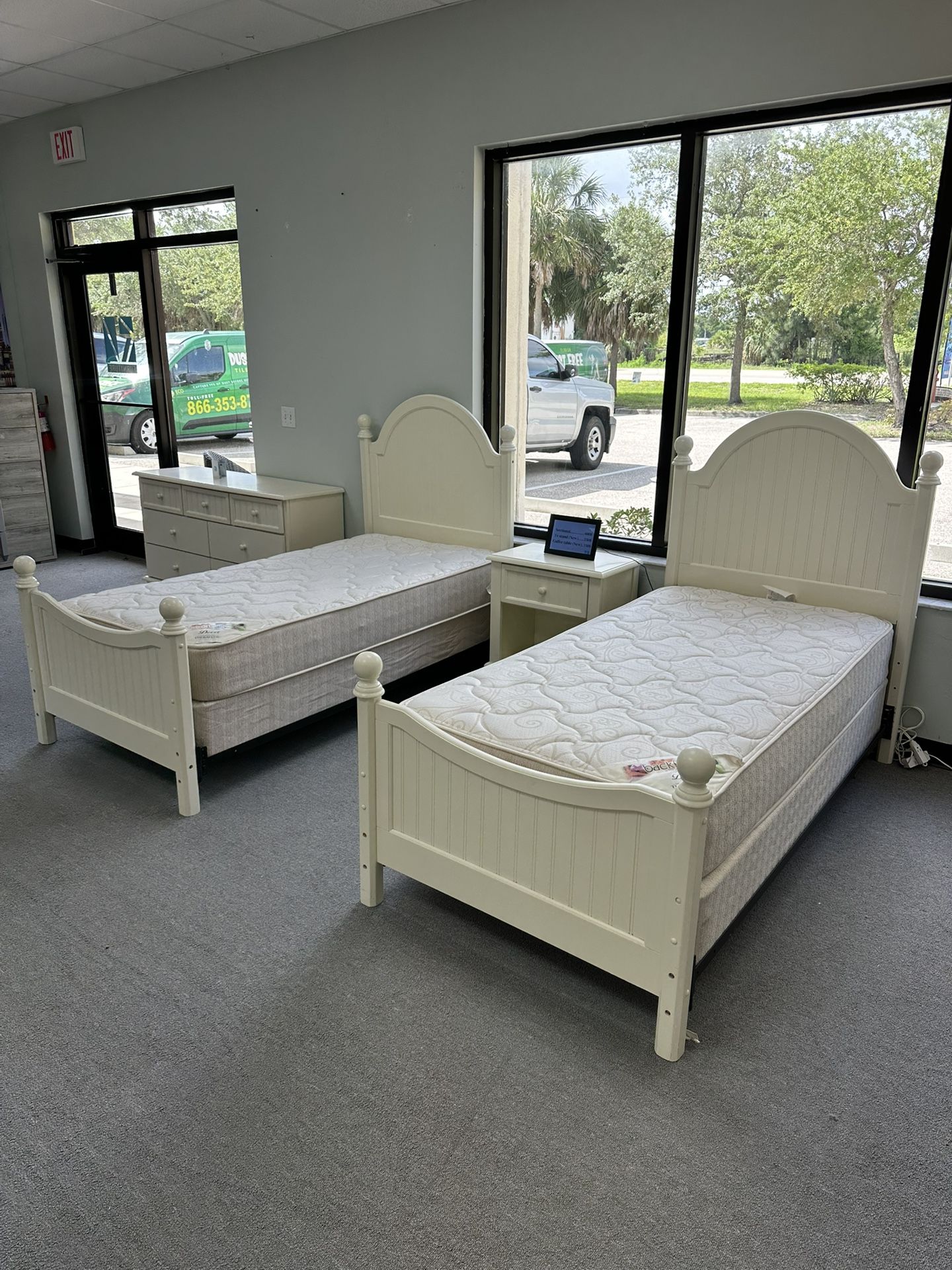 Twin bedroom set (FREE 24H DELIVERY AND SETUP)