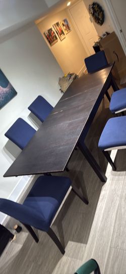 Dining table w/ 2 extension leafs and 6 chairs