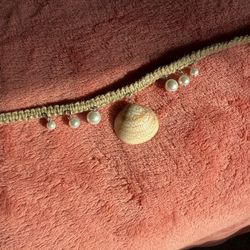 Beige Shell and Pearl Choker Necklace with Hemp