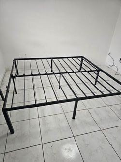 King Size Heavy-Duty Metal Bed Frame – Sturdy Platform Mattress Foundation