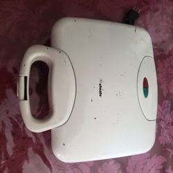 Chefmate sandwhich maker used, in good condition. Asking $10
