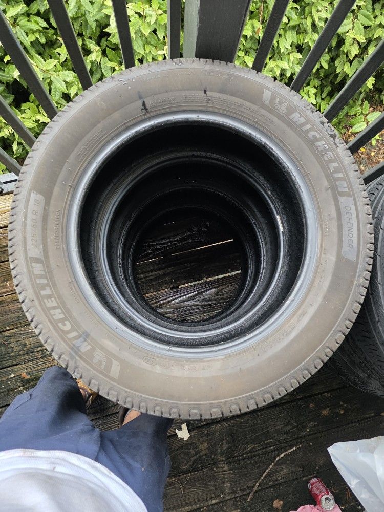 Full Set Of Michelin Tires 225/60R18