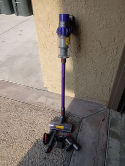 DYSON V10 ANIMAL VACUUM