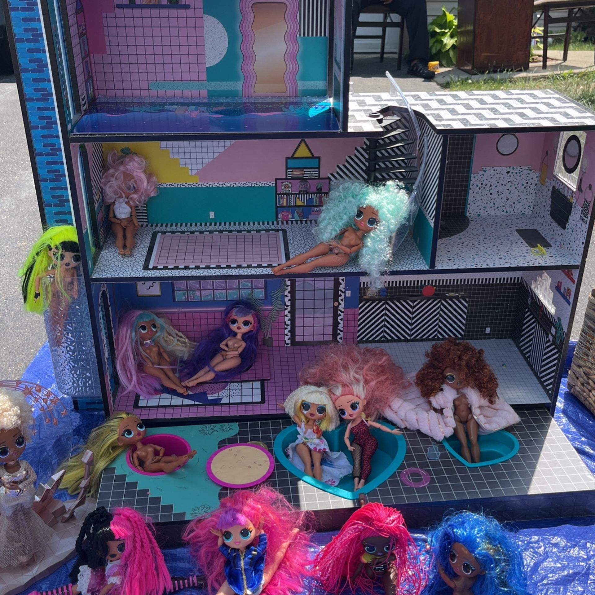 OMG Doll House With Dolls