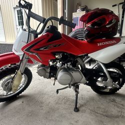 2017 Honda CRF50F – Great Starter Dirt Bike + Training Wheels & Helmet