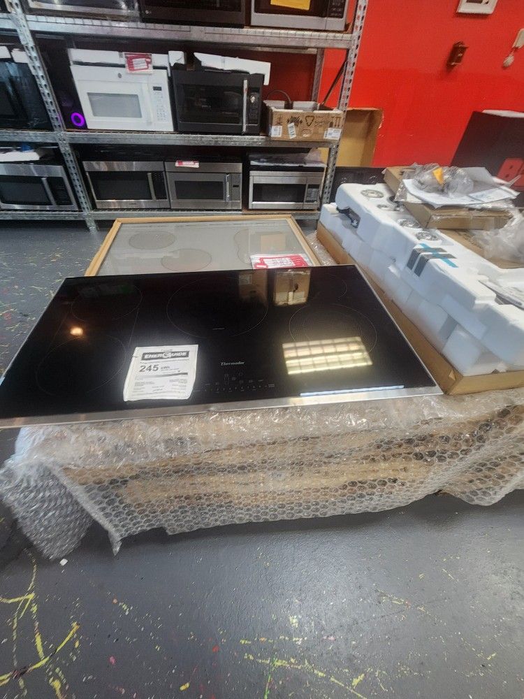 Final Sale Thermador 36 Inch Electric Cooktop CET366YB