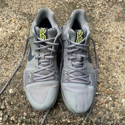 🚨 Kyrie 3 Shoes — Size 10.5 — MUST GO