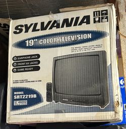 Sylvania 19" Color CRT TV Vintage retro gaming