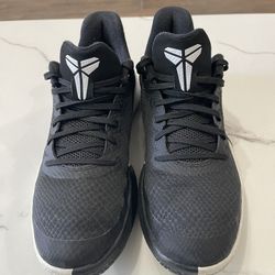 Size 9 NIKE MAMBA FOCUS BLACK NO BOX 