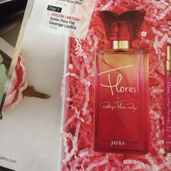 Flores  Y Un Labial Gratis  Para Esa Mujer Especial