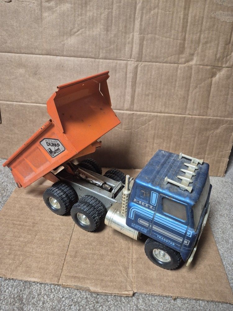 Vintage Ertl International Harvester dump truck