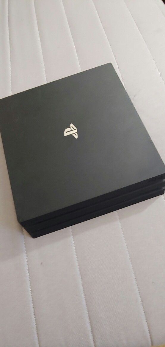 Sony Play Station 4 And 2 Controll Ps4