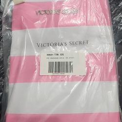 NEW in Bag Victoria's Secret pink/white stripe weekender bag 

Pick up 77095 near Telge/West