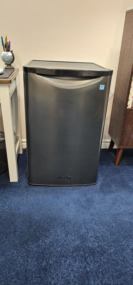 Quality Danby Mini Fridge Great Condition