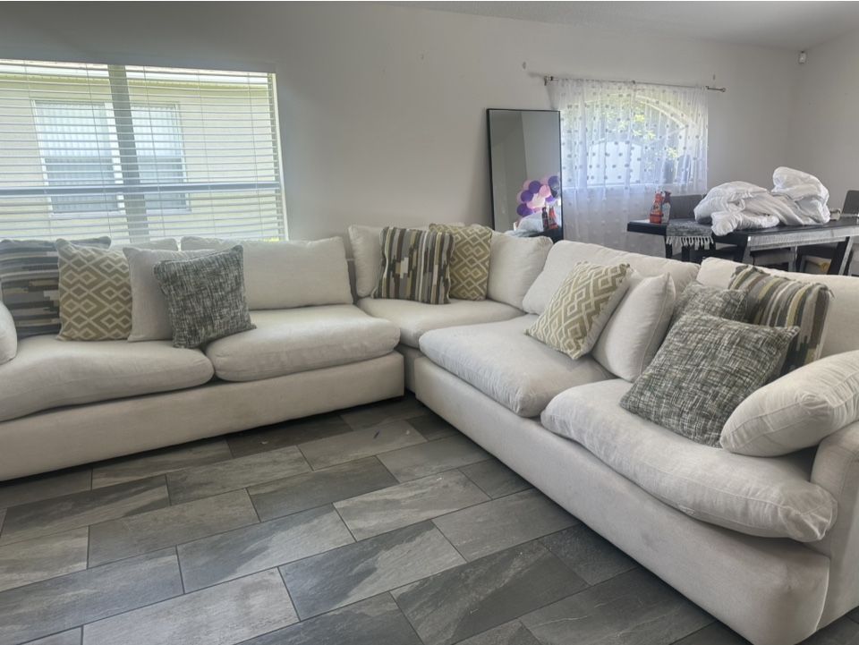 Large Cream Sectional Sofa/couch for Sale in Champions Gt, FL OfferUp