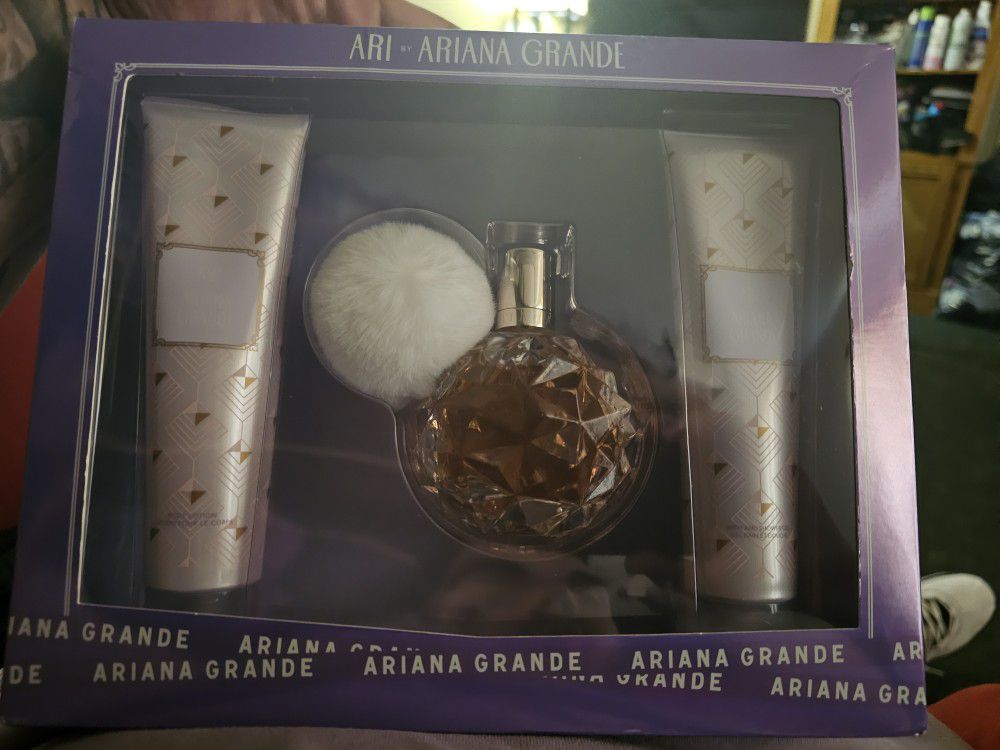 Ari By Ariana Grande Gift Set