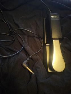 Keyboard sustain paddle