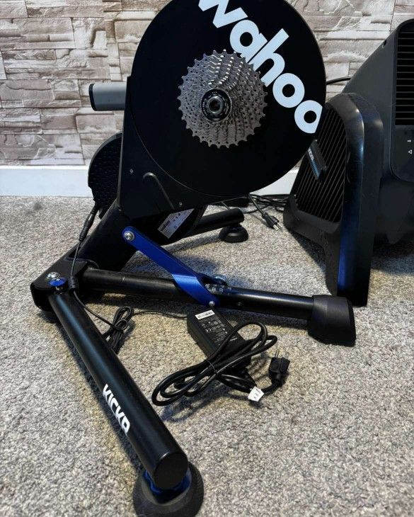 Wahoo-KICKR-Core-Smart-Trainer-V5- Wahoo-Headwind-Fan-Indoor-Cycling-Setup