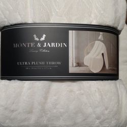MONTE & JARDIN 
BRAND NEW ULTRA PLUSH THROW  60 X 70 in  / 152 X 177 cm