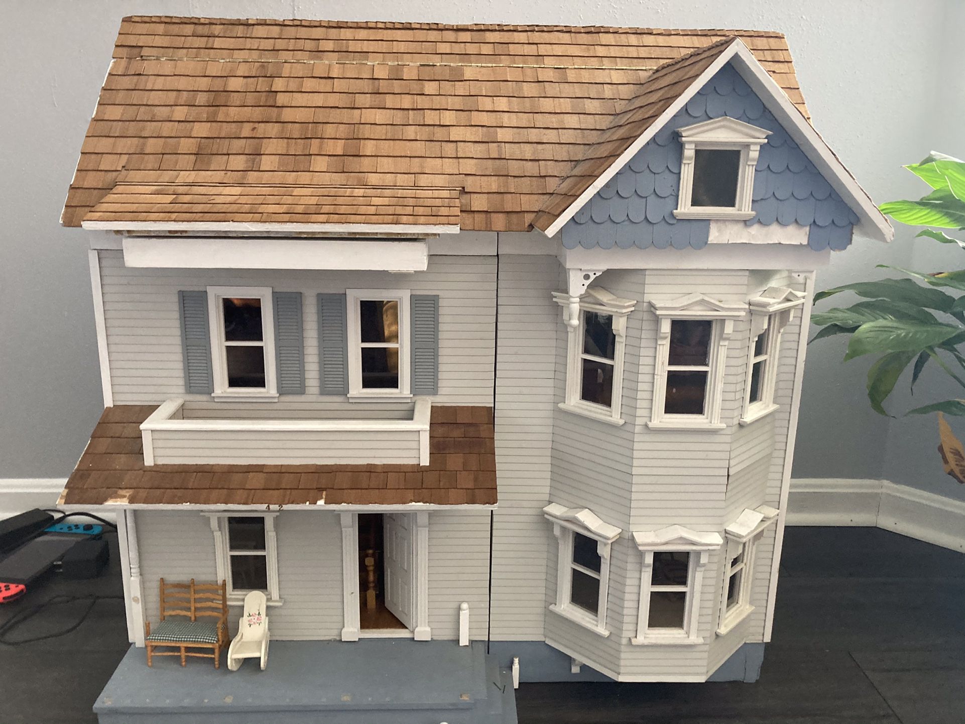 ANTIQUE CUSTOMED DOLLHOUSE