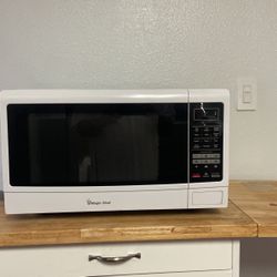 Magic Cher 1.6 cu Microwave great condition! $80