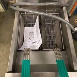 ELECTRIC FRYMASTER COMMERCIAL MODEL SR14ESD 60HZ 2 WIRE. RETAILS NEW FOR $1731