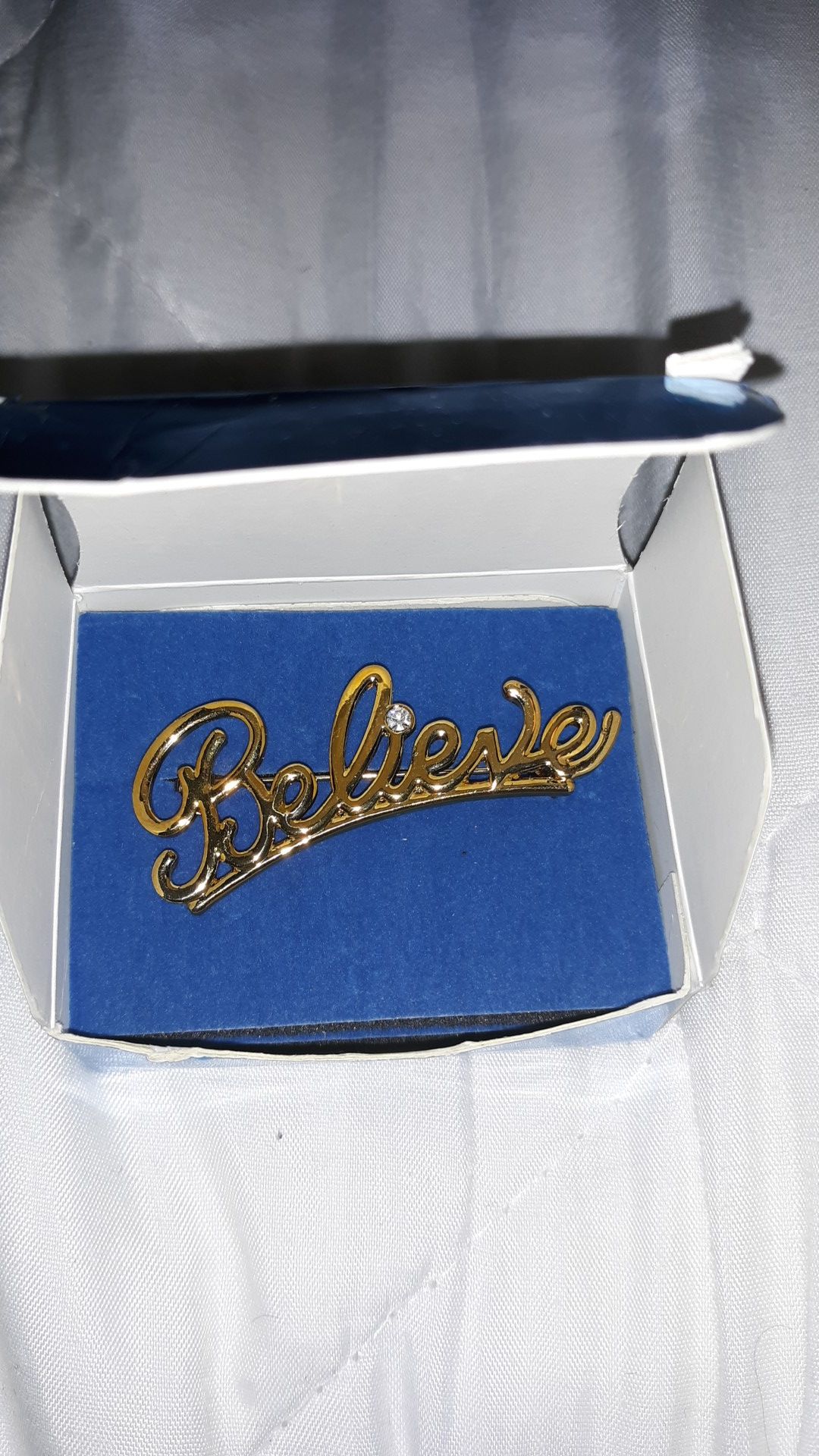 AVON 2007 Gold Tone Retro Writing 'Believe' Script Brooch Pin In Box / A gold tone cursive worded brooch that reads 'BELIEVE'