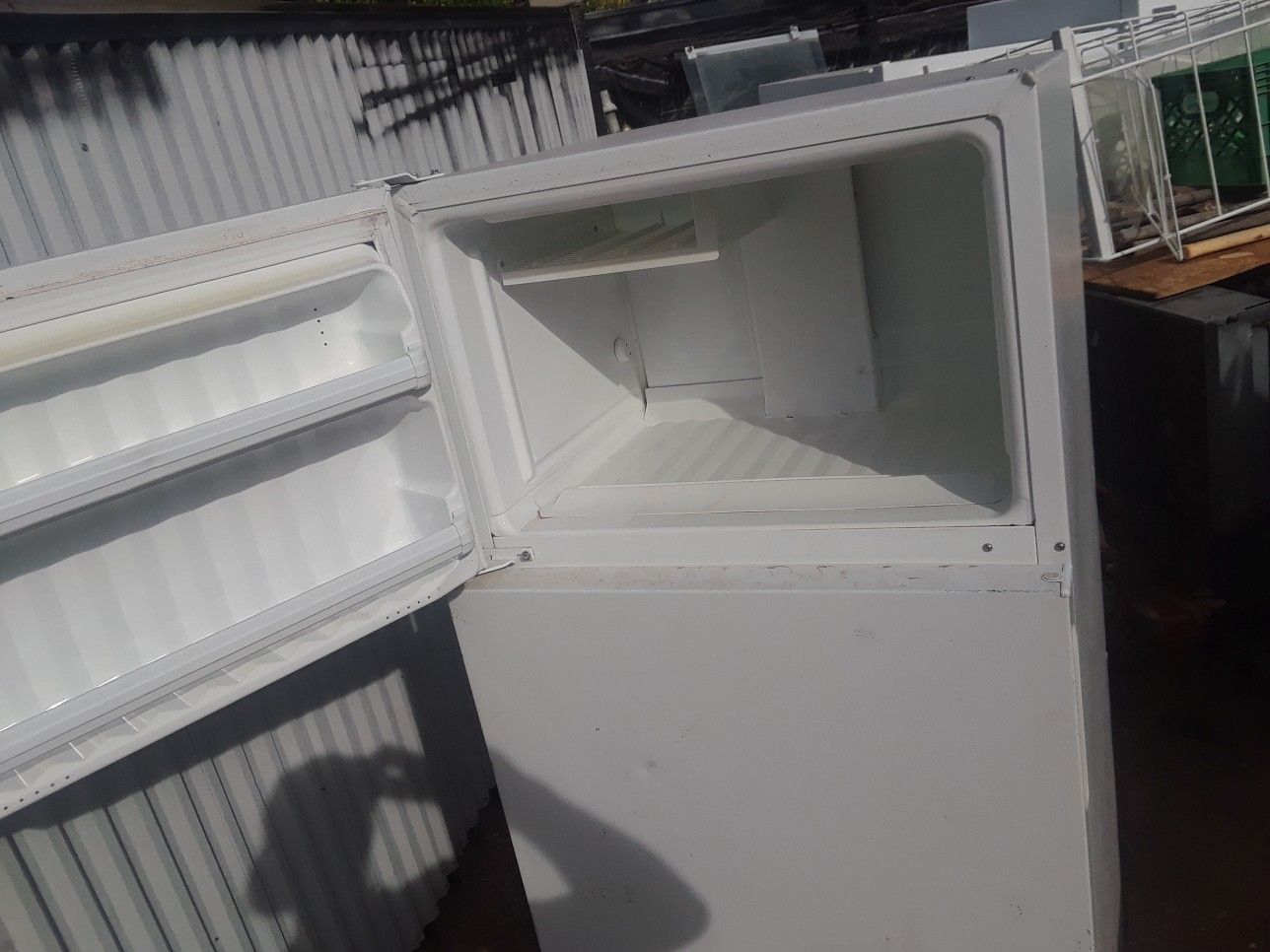 Hipoint apt. Fridge and freezer runs great used