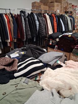 ROPA POR MAYOREO Y POR PIEZA AVIERTO MARTES A VIERNES 9AM A 5:30 PM 2129 S WRIGHT ST SANTA ANA CA 92705