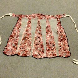 VINTAGE 1970s LADIES ONE SIZE FITS MOST RED PINK GREY BLACK WHITE FLORAL MESH PANEL PRINT KITCHEN TIE CLOSE APRON 