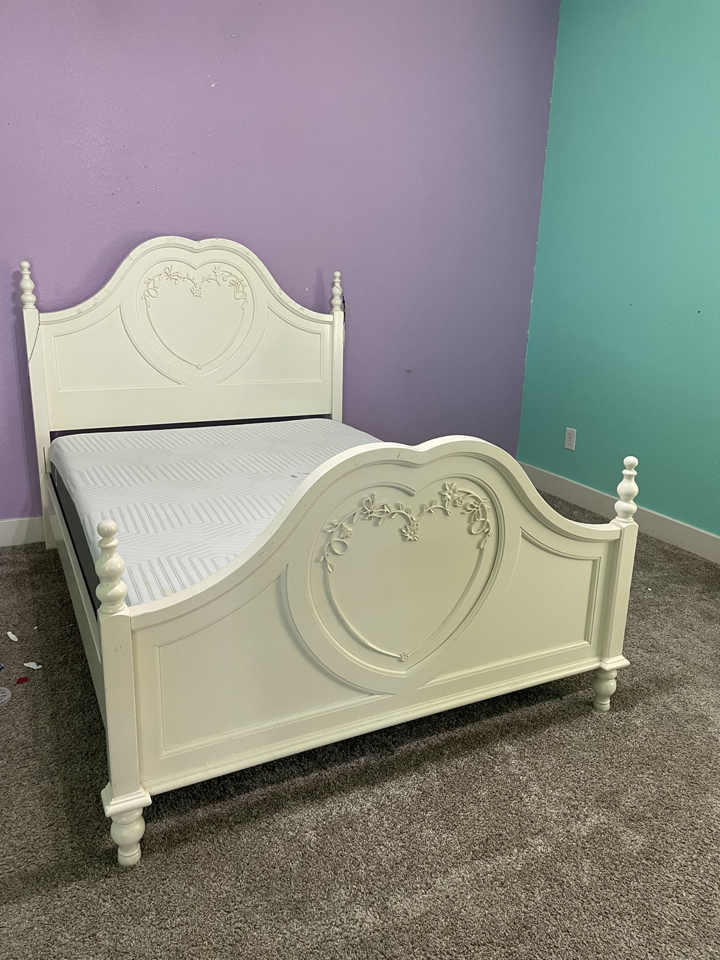 Disney Princess bedroom Set - Full Bed Frame, Chair, Side Table & Desk - Mattress Not included