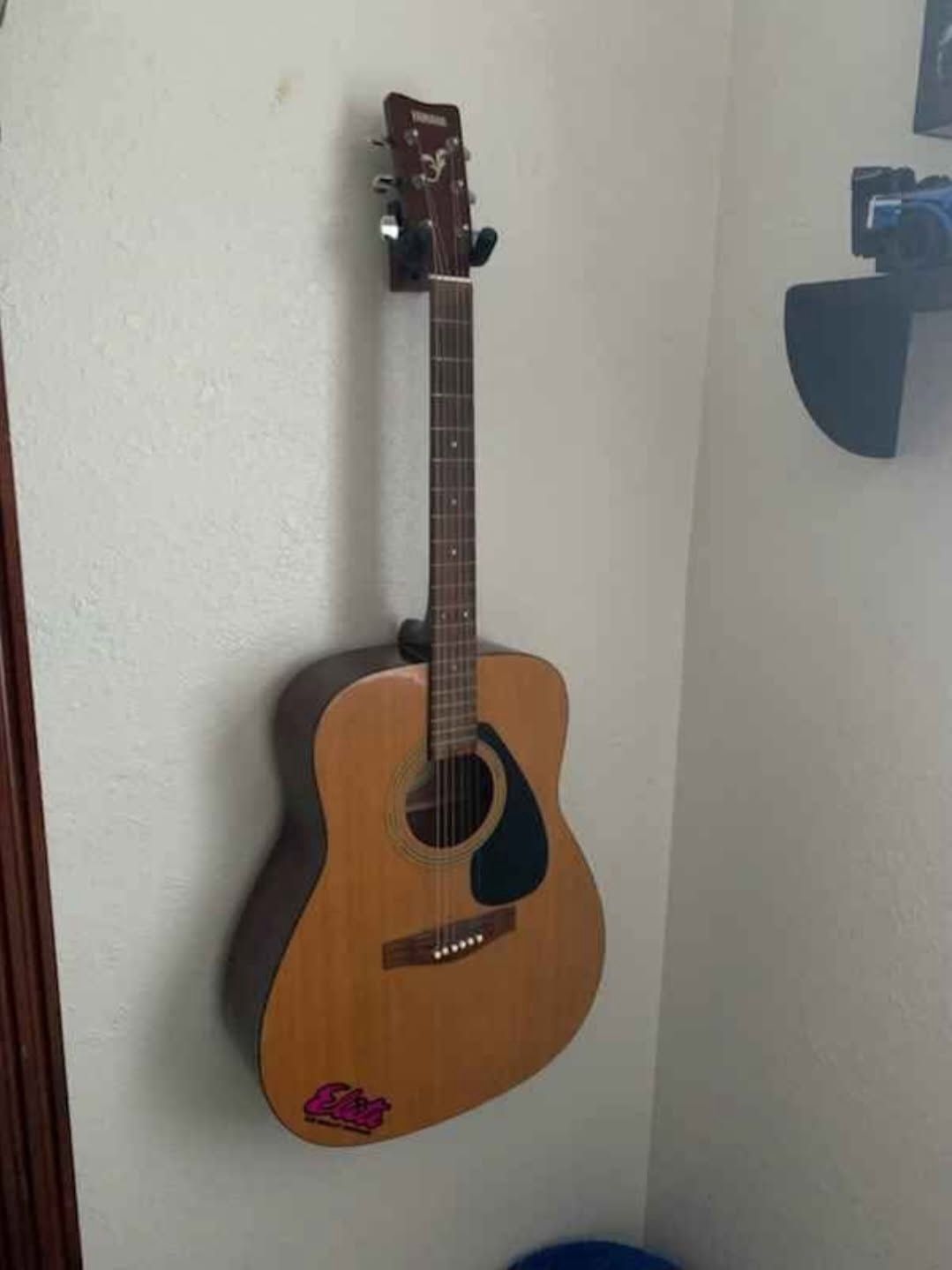 F-310 Yamaha acoustic guitar