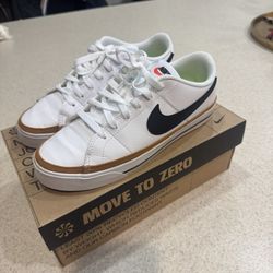 Woman’s Nike Court Legacy Size 7.5 