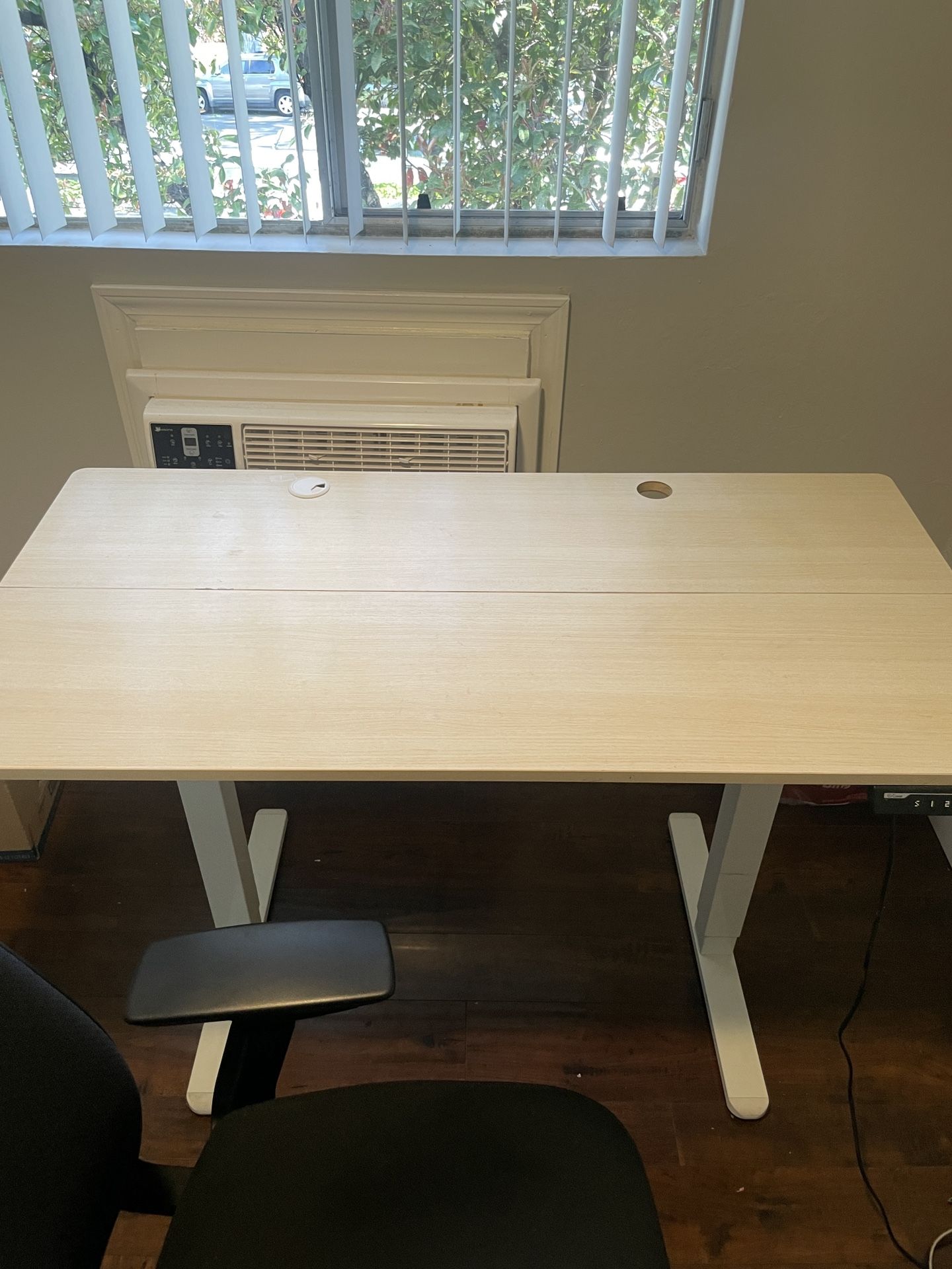 Desk height adjustable 