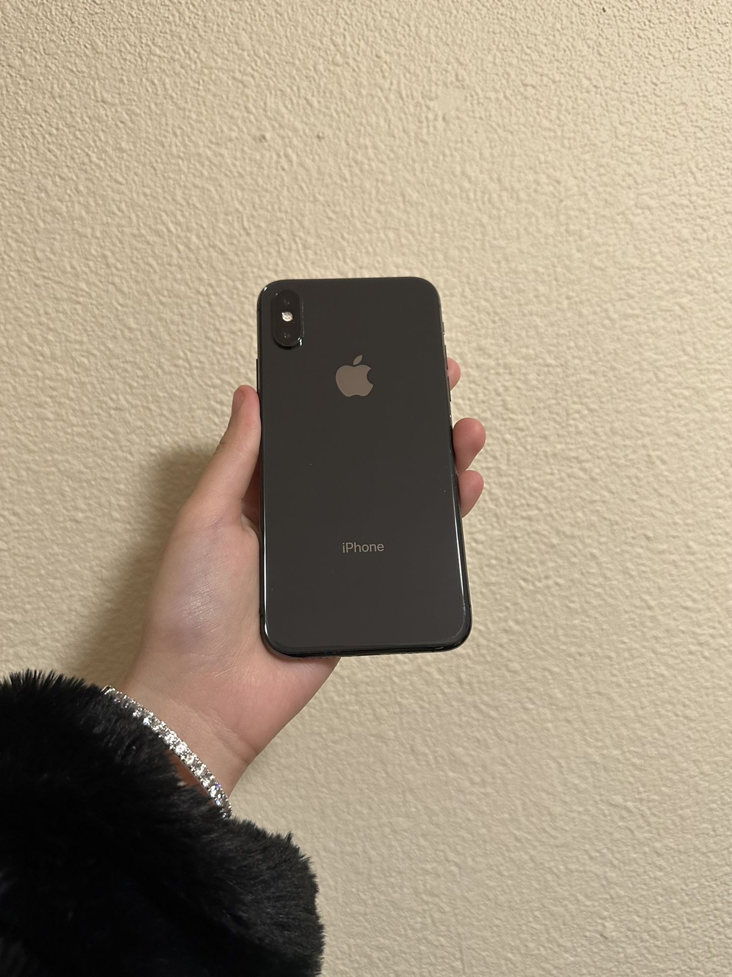 iPhone XS Unlocked in Like New Condition in San Jose