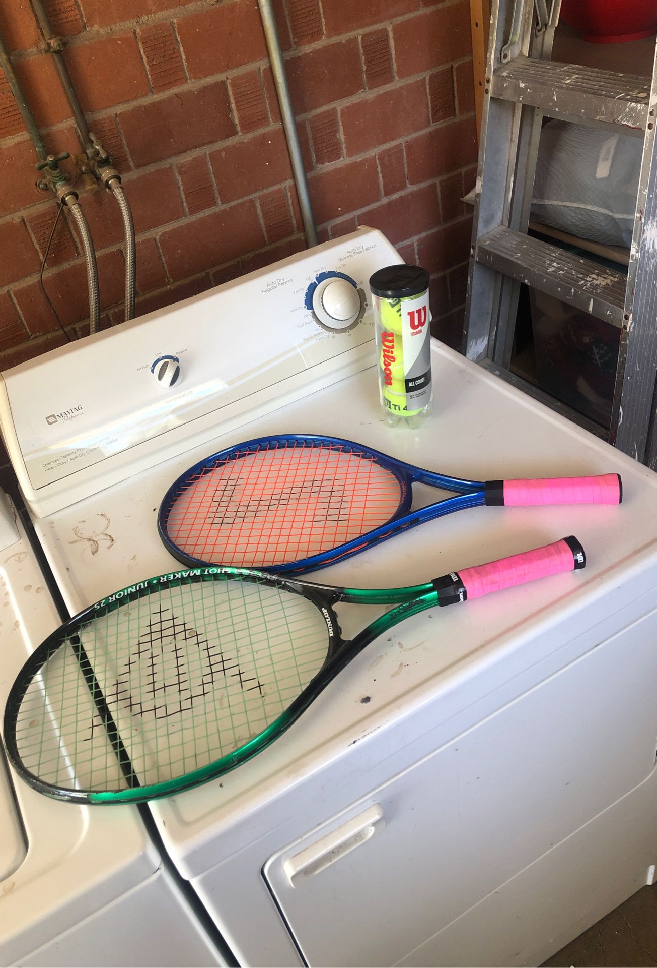 2 tennis rackets and 3 balls