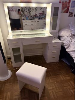 Vanity for sale. Read info