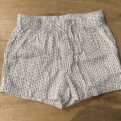 Old Navy Women’s Linen Cream Patterned Shorts