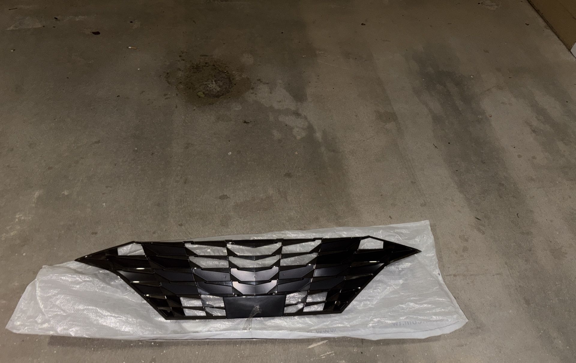 2022 Hyundai Elantra Limited - Grille, Chrome Shell with Dark Gray Insert