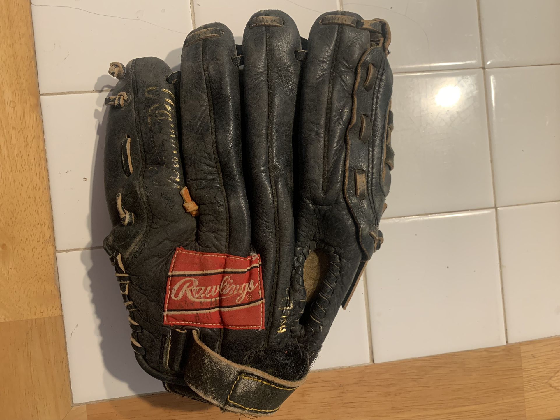 Black Rawlings Edge-U-Cated Heel Baseball Glove