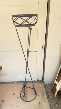 Metal plants holder