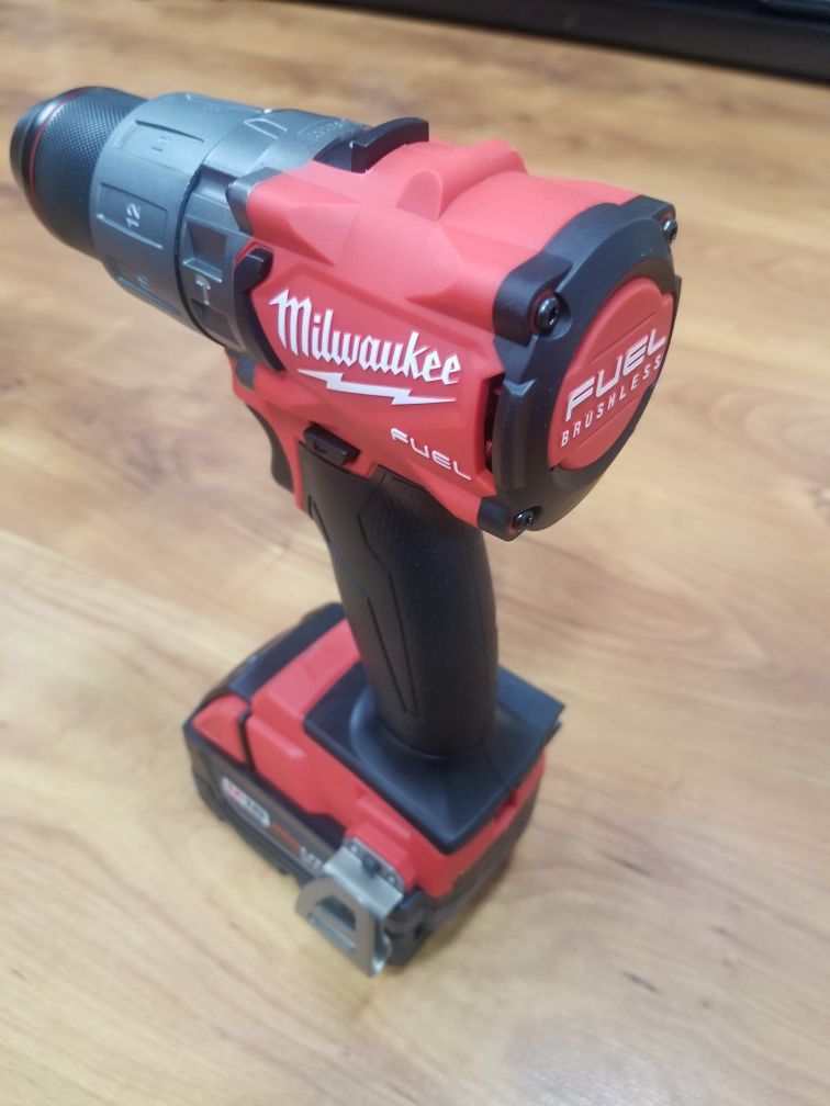 Milwaukee full hammer drill battery 5.0 no charge