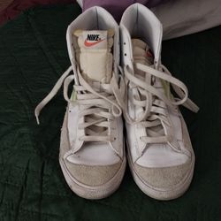 Nike Hi Top Yellow Nike On Side Size 9.5 40 Dollars 