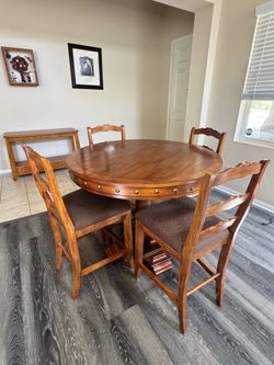 Poker Pedastool Table with 4 Chairs