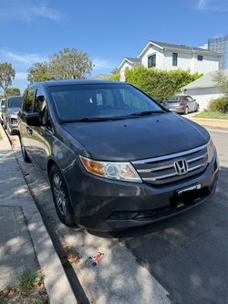 2012 Honda Odyssey EX-L Minivan. Captains chair. 7 Seater