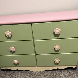 🌸 Adorable Kids’ Bedroom Set – Dresser, Bed,  and Mirror🌸