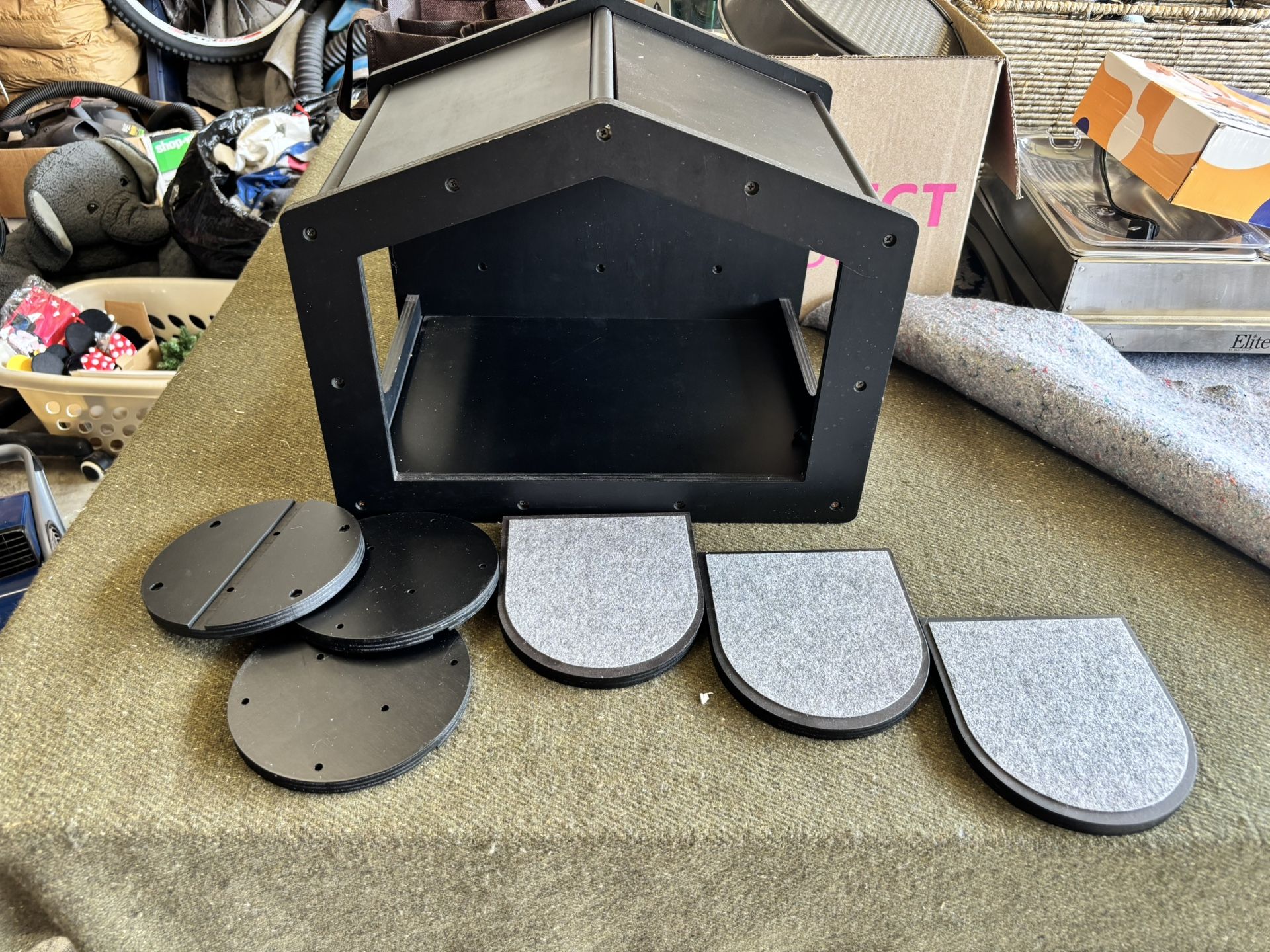 Wall mounted cat house