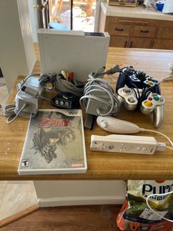 Nintendo Wii Console Bundle with Controllers and Game